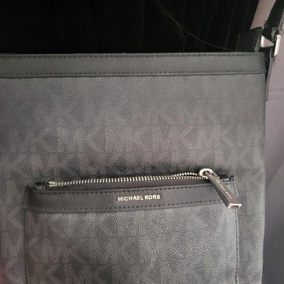 Michael Kors crossbody - Picture 1 of 4